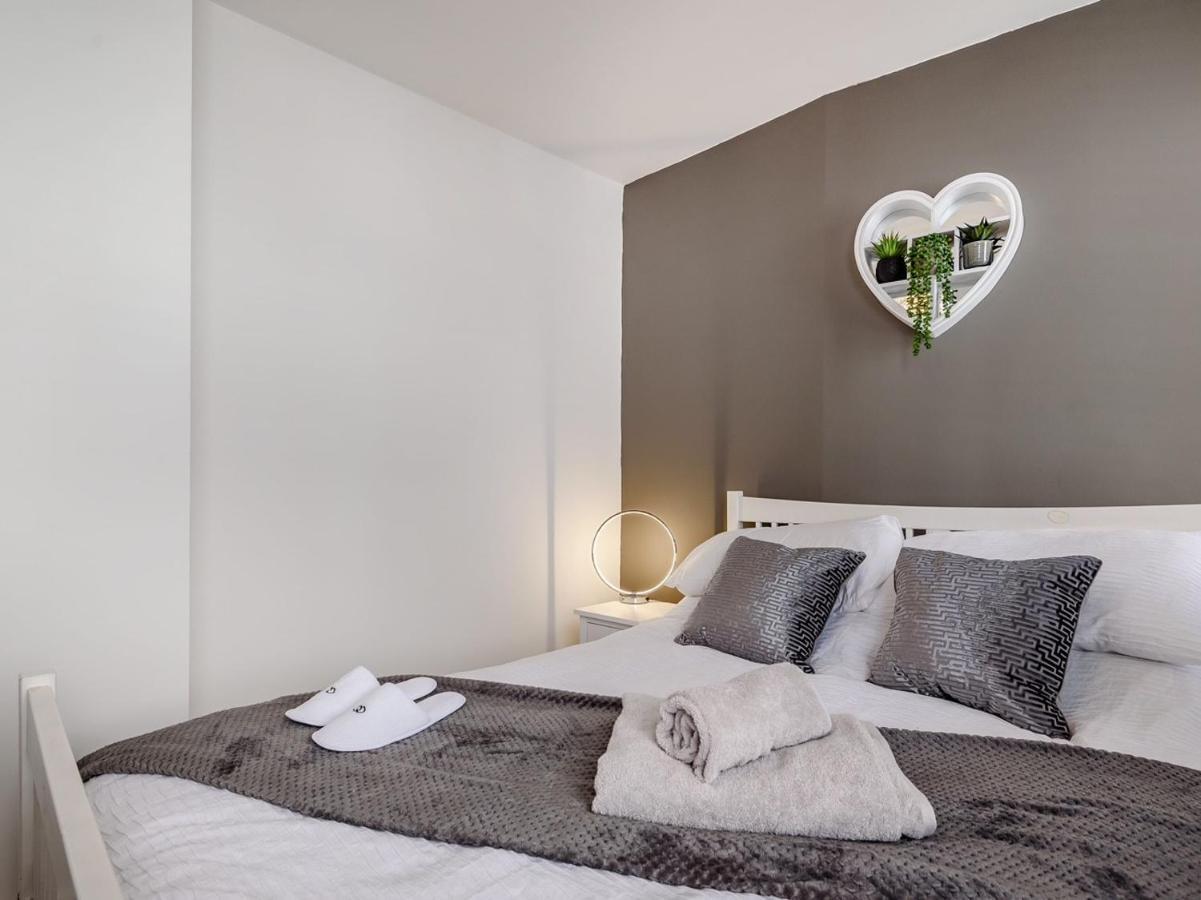 Modern Apartment In Central Линкольн Экстерьер фото