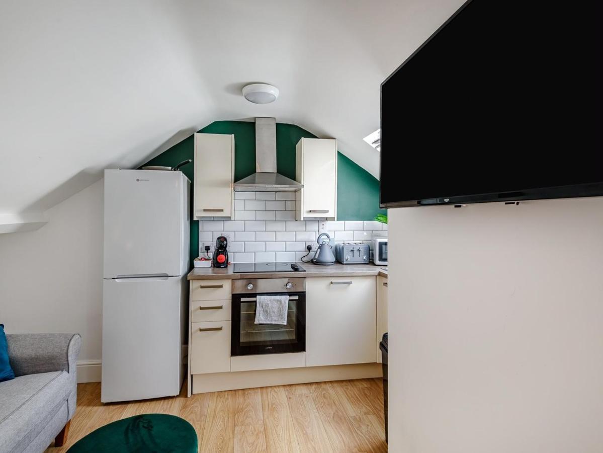 Modern Apartment In Central Линкольн Экстерьер фото