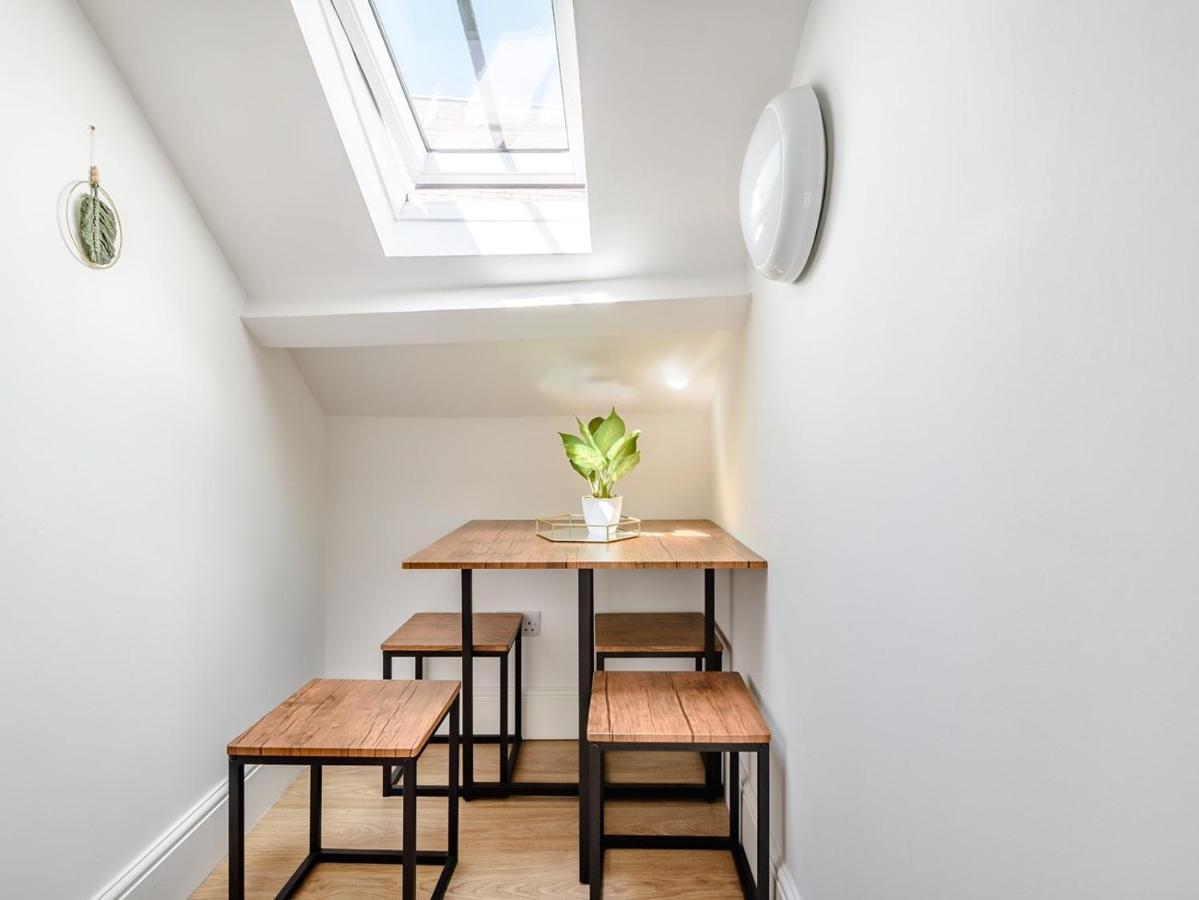 Modern Apartment In Central Линкольн Экстерьер фото